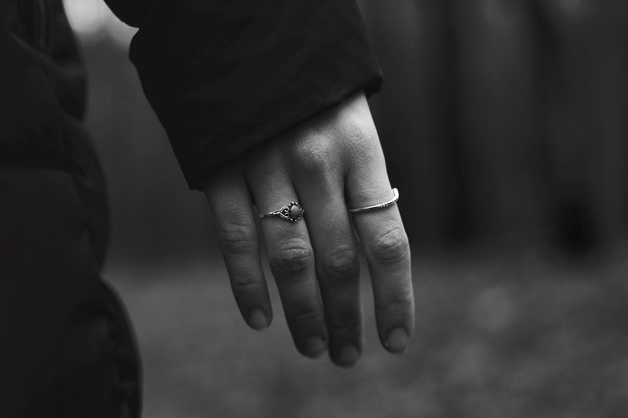 Symbolika pierścionków na palcach